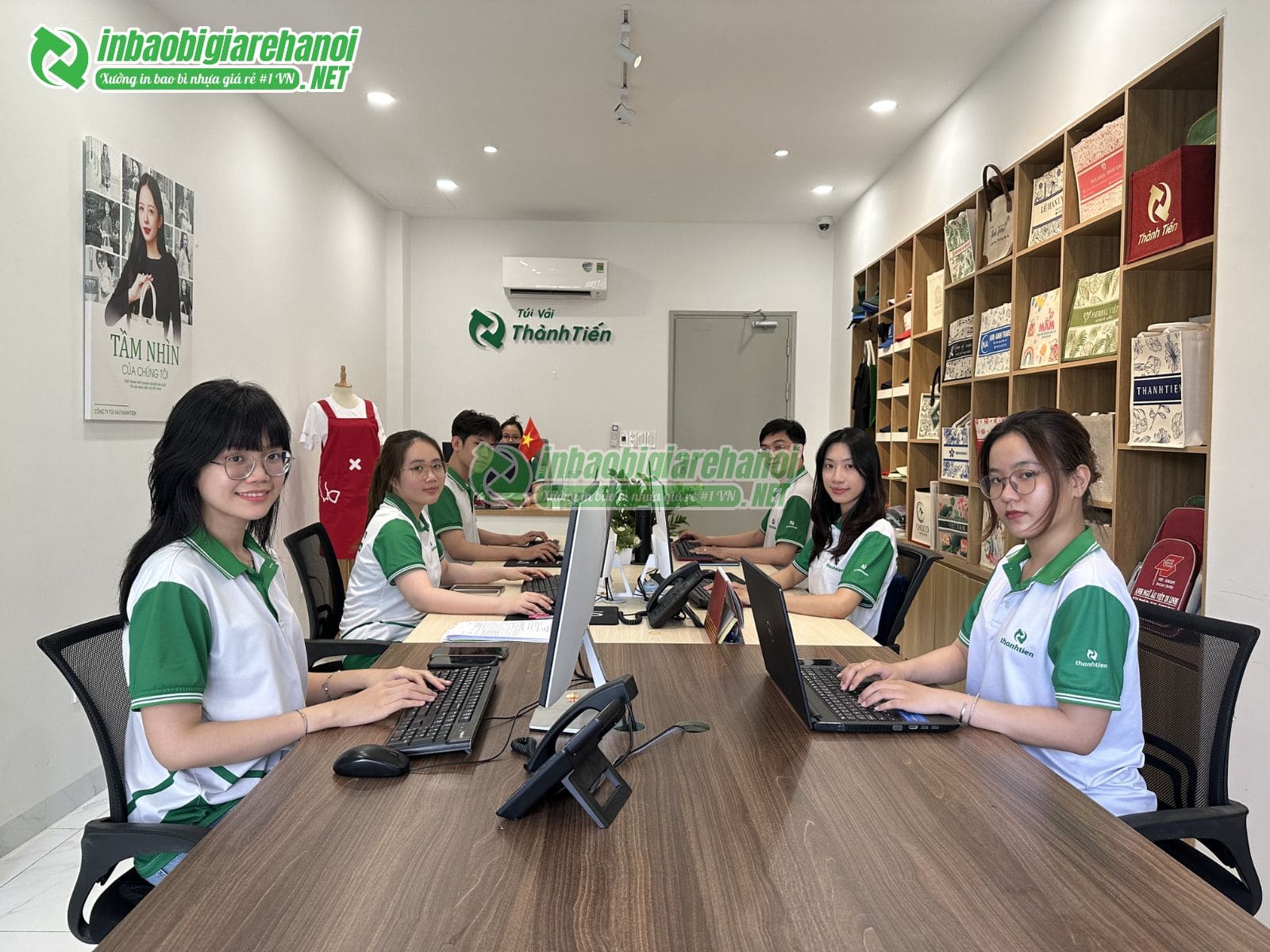 nhan-vien-in-bao-bi-thanh-tien-ha-noi-1