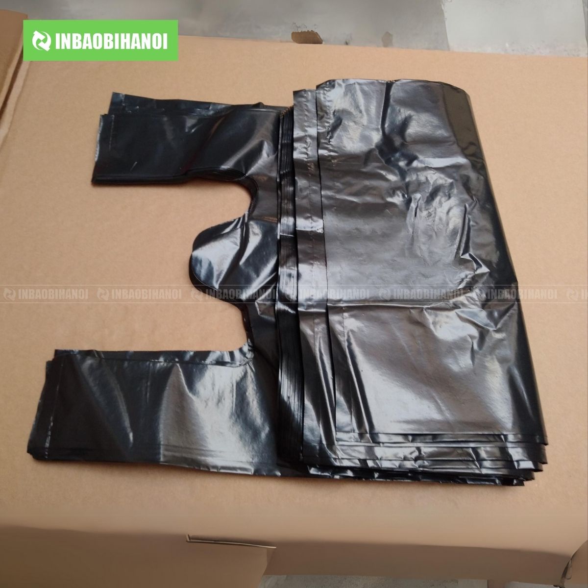 tui-dung-rac-mau-den-11