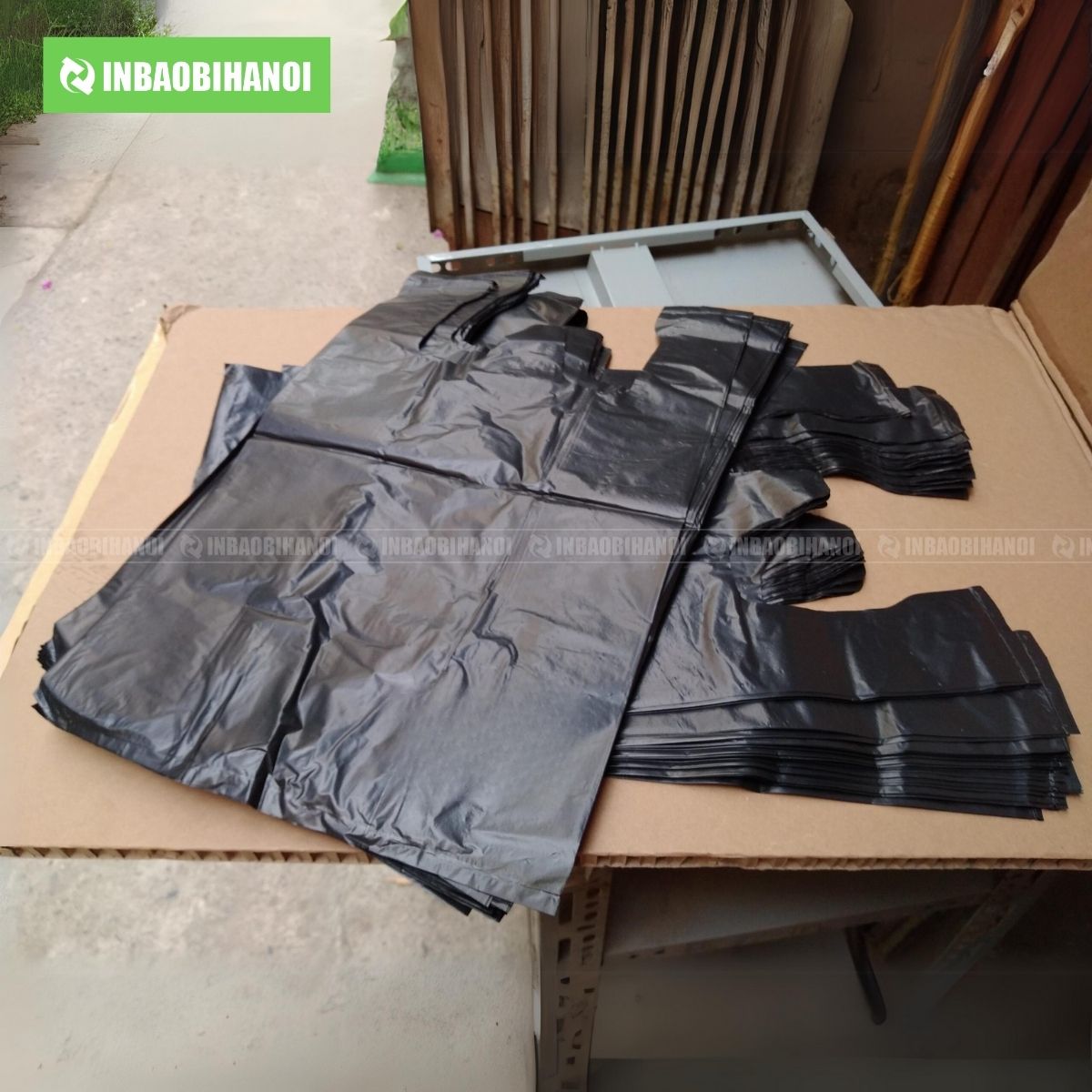 tui-dung-rac-mau-den-9